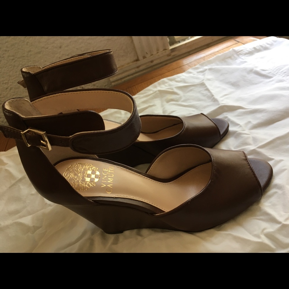 VINCE CAMUTO $119 NIB Russet Wedges 8M